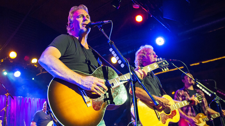 Kevin Costner & Modern West performing