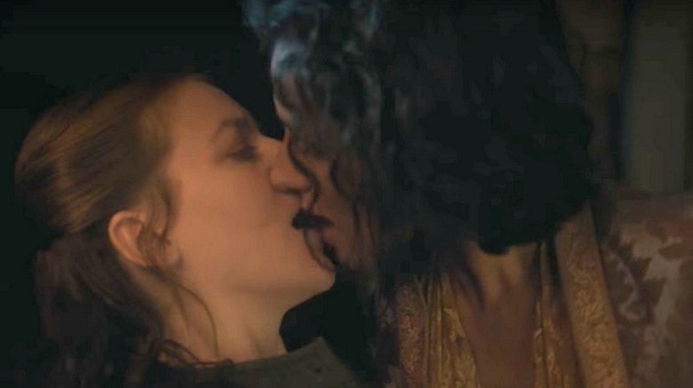 Gemma Whelan and Indira Varma kissing in Game of Thrones