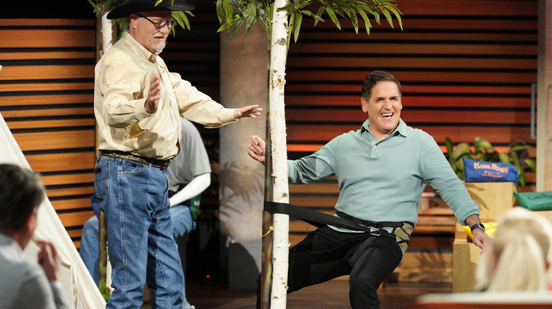 Mark Cuban demonstrating the Krapp Strapp on Shark Tank