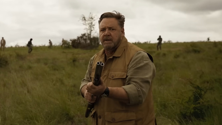 Russell Crowe holding shotgun