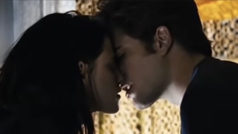 Edward Cullen and Bella Swan kissing