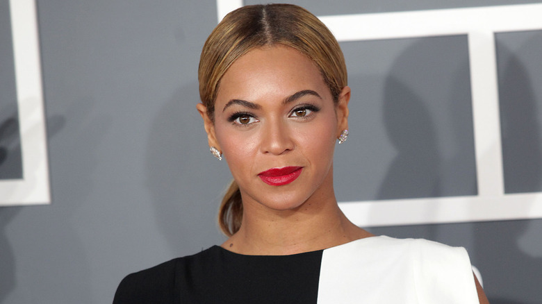 Beyonce red lips ponytail