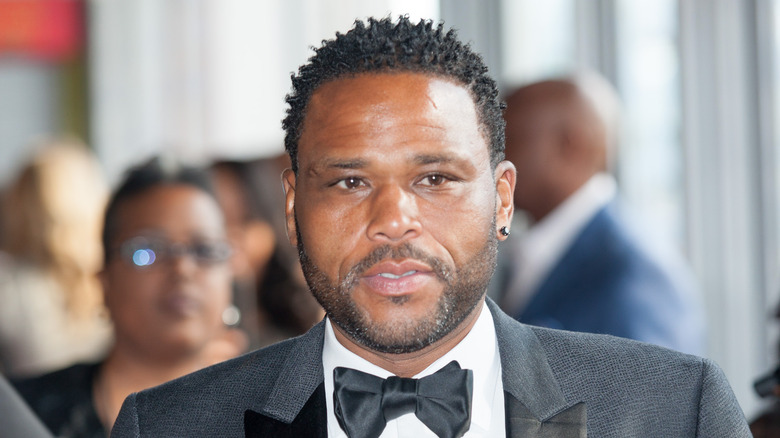 Anthony Anderson attends an awards event