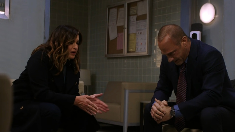 Benson and Stabler talkign at the police station 