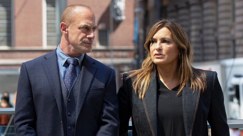 Stabler and Benson walking on New York street