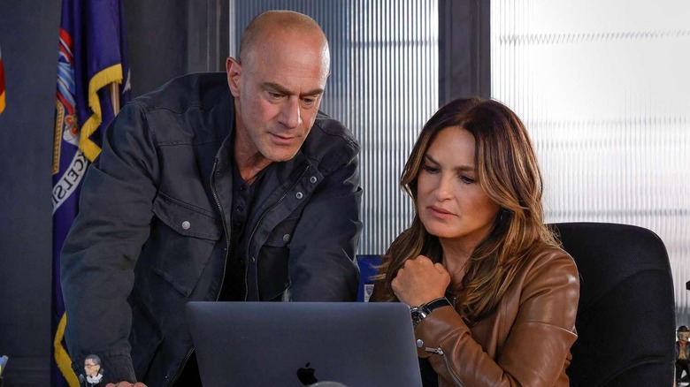 Benson and Stabler looking at laptop