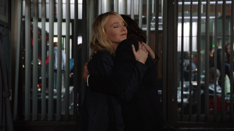 Kelli Giddish hugging Mariska Hargitay