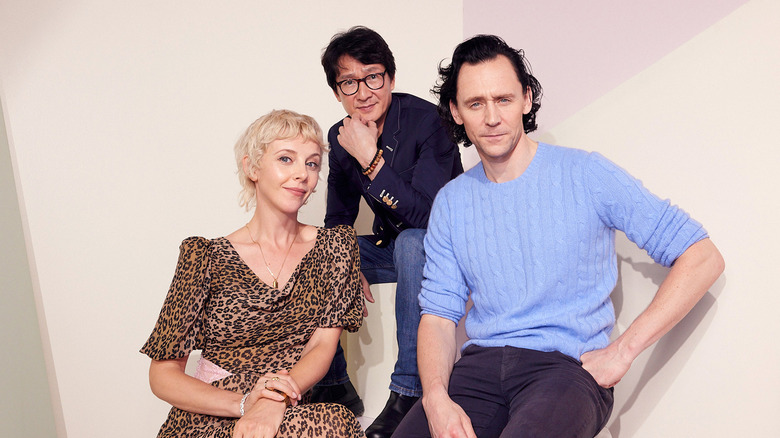 Ke Huy Quan, Tom Hiddleston, and Sophia Di Martino posing