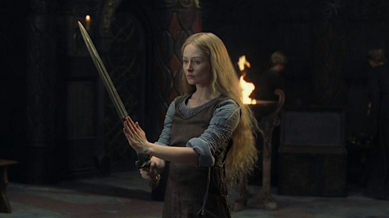 Éowyn holds sword