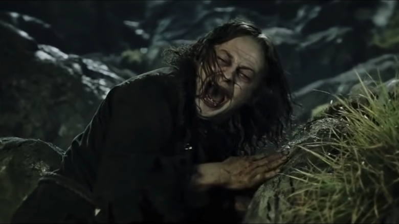 Sméagol screaming and falling on a rock