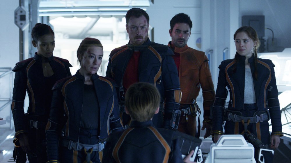 Taylor Russell, Molly Parker, Toby Stephens, Ignacio Serricchio, Mina Sundwall and Maxwell Jenkins in Lost in Space