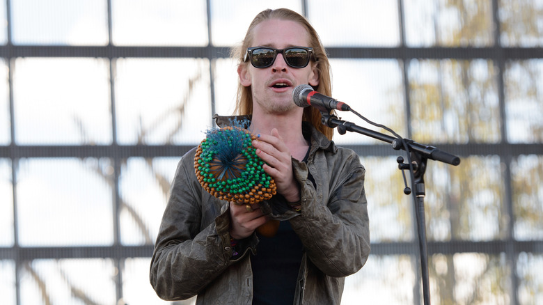 Macaulay Culkin singing