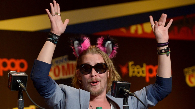 Macaulay Culkin raising hands