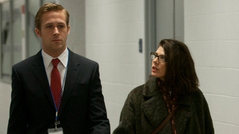 Marisa Tomei and Ryan Gosling walking in The Ides of March