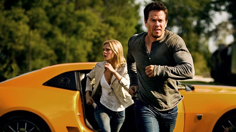 Mark Wahlberg runs away from car