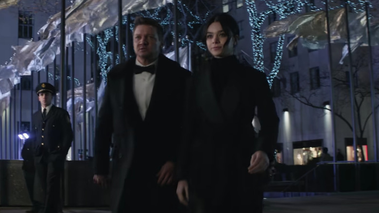 Jeremy Renner and Hailee Steinfeld walking together