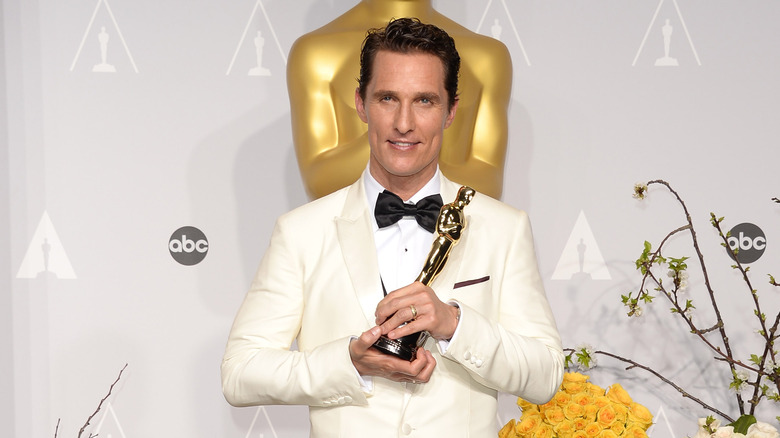 Matthew McConaughey holding his Oscar