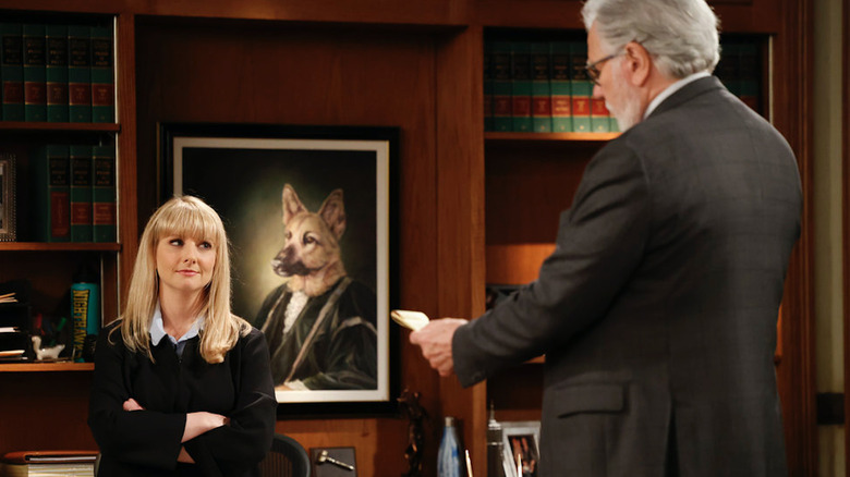 Melissa Rauch and John Larroquette in judge's chambers