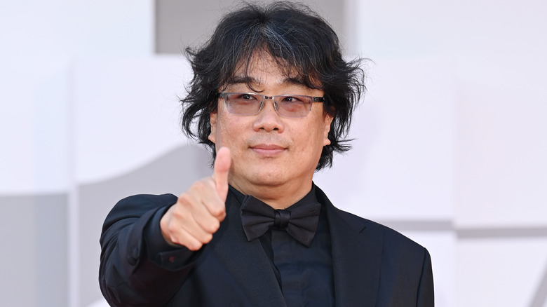 Bong Joon ho giving thumbs-up