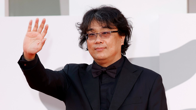 Bong Joon Ho waving