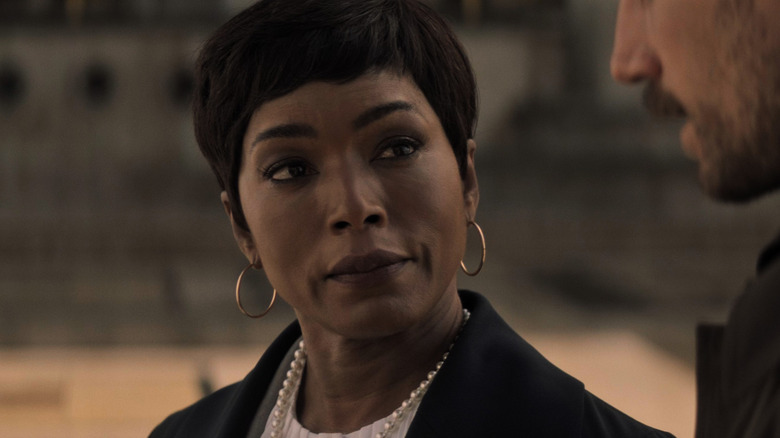 Angela Bassett side eyes man