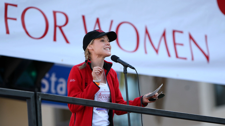 Julie Bowen speaks at charity event