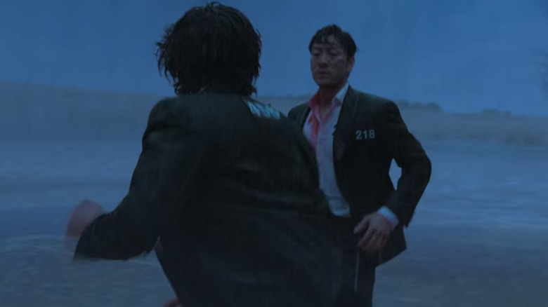 Gi-hun attacking Sang-woo 