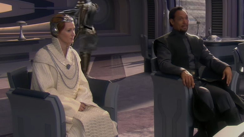 Mon Mothma in council meeting with Bail Organa