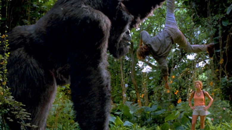 Mighty Joe Young holds Bill Paxton