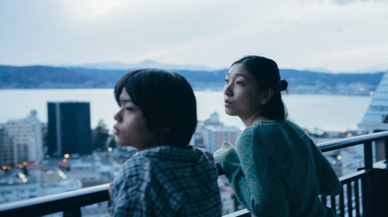 Minato and Saori looking out from balcony