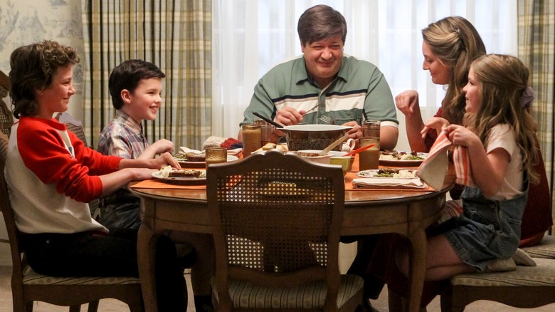 The Cooper family sitting at dinner on Young Sheldon