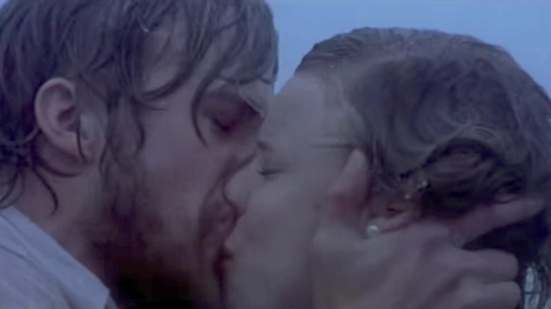 Noah and Allie kiss in the rain