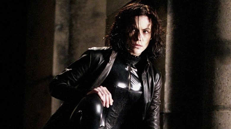 Selene leans on her knee in "Underworld" (2003)