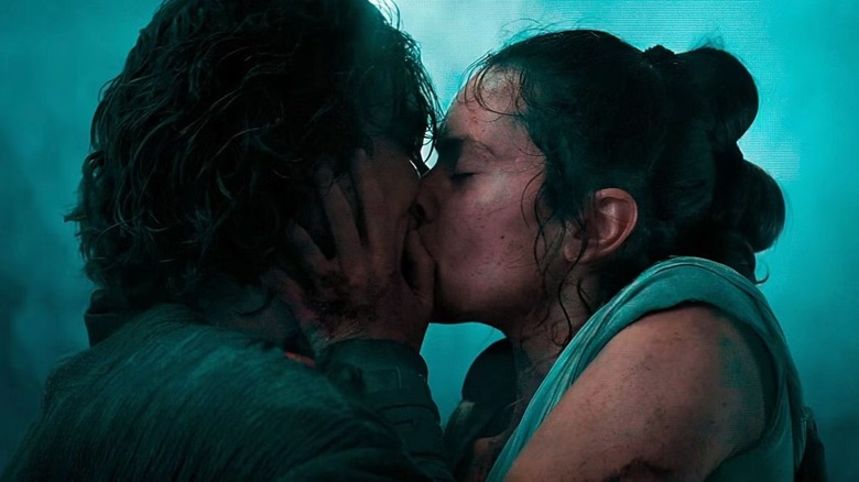 Kylo Ren and Rey kissing 