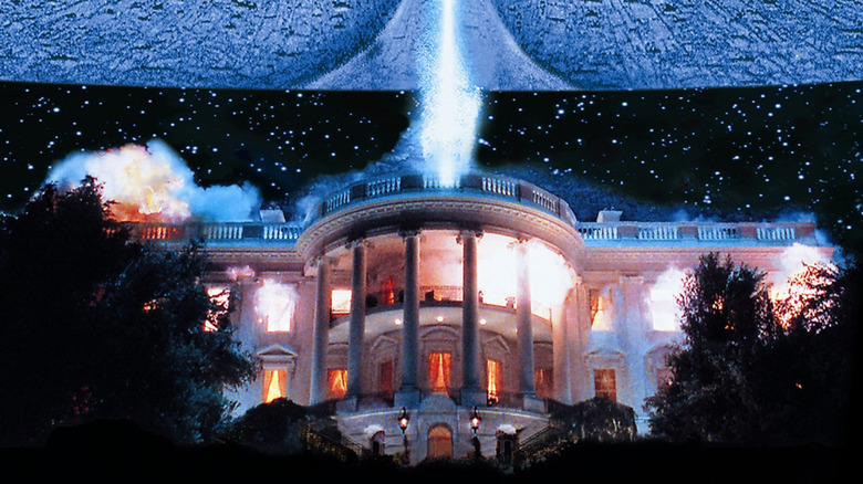 Aliens blast the White House