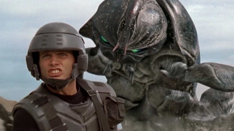 Casper Van Dien flees a giant alien