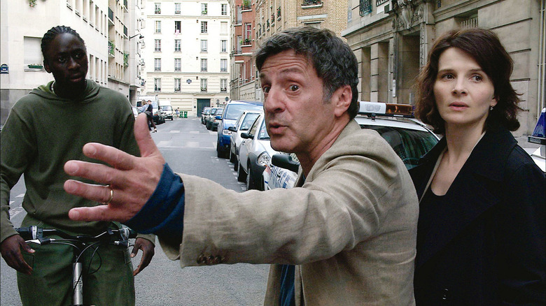 Juliette Binoche and ﻿Daniel Auteuil on street