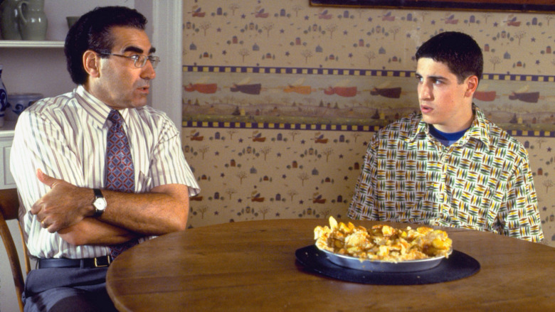 Eugene Levy speaks to Jason Biggs in American Pie