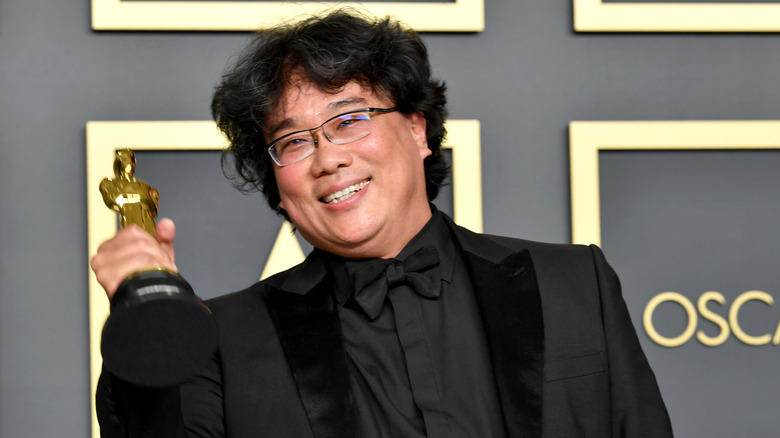 Bong Joon-ho holding an Oscar