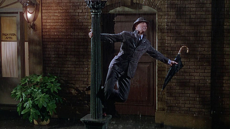 Gene Kelly swinging from lamppost