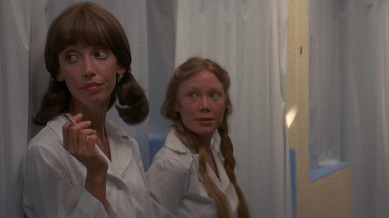 Shelley Duvall and Sissy Spacek lean against wall