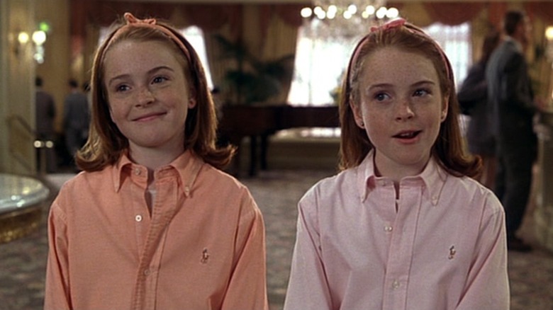 Hallie and Annie standing together in The Parent Trap (1998)