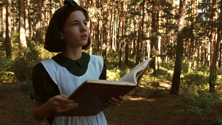 Ofelia holding book