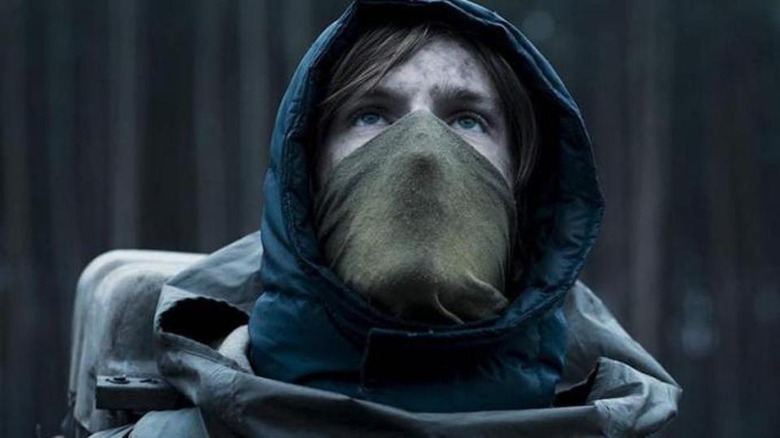 Louis Hofmann wearing a mask