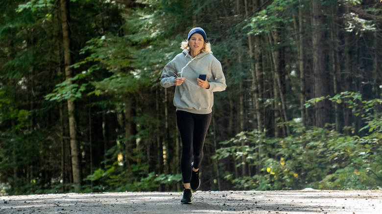 Naomi Watts as Amy Carr jogging in The Desperate Hour