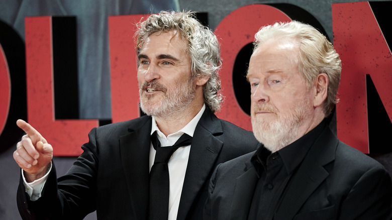 Joaquin Phoenix, Ridley Scott posing