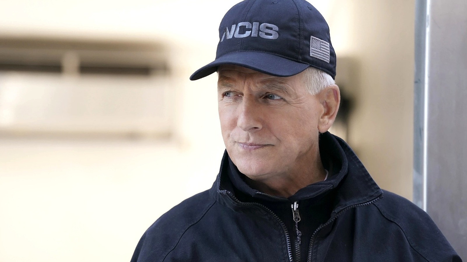 NCIS: Origins Фотография BTS раскрывает любовный интерес Гиббса к Лале Домингес