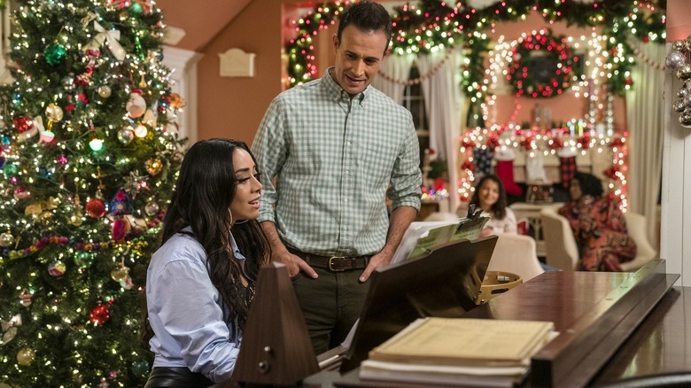 Aimee Garcia and Freddie Prinze Jr. singing