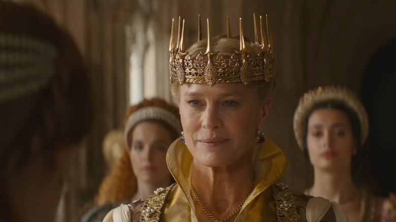 Robin Wright wearing crown