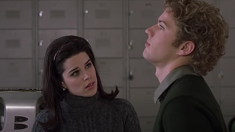 Neve Campbell and Ryan Phillippe in bowling alley